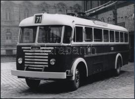 cca 1960 Trolibusz Budapesten, 1 db modern nagyítás, jelzés nélkül, 15x21 cm