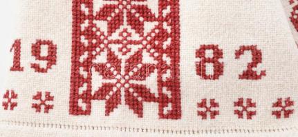 1982 Szarvasos-hattyús mintával díszített, keresztszemes hímzésű terítő, kb. 162x112 cm