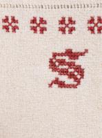 1982 Szarvasos-hattyús mintával díszített, keresztszemes hímzésű terítő, kb. 162x112 cm