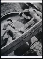 1938 Tabák Lajos (1904-2007) szolnoki fotóművész felvétele (Kőművesek), a néhai Fotóművészet című szaklap (1938-1944) archívumából 1 db modern nagyítás, jelzés nélkül, 21x15 cm