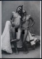 cca 1900 Szenegáli szépségek, szolidan erotikus felvétel, 1 db modern nagyítás, jelzés nélkül, 21x15 cm