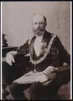 cca 1890 ,,Szabadkőműves, ünneplőbe öltözve", 1 db modern nagyítás, jelzés nélkül, 21x15 cm