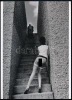 cca 1970 ,,Buli után, reggel hazafelé", szolidan erotikus felvétel, 1 db modern nagyítás, jelzés nélkül, 21x15 cm