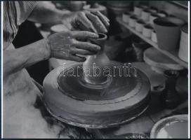cca 1955 Ráth (korábban Roth) László (1907-1979) fényképész, fotóriporter, fotóművész felvétele (keramikus), 1 db modern nagyítás, jelzés nélkül, 15x21 cm