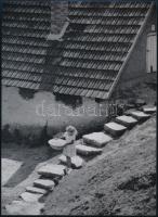 cca 1937 Osoha László (1899-1970) budapesti fotóművész hagyatékából 1 db modern nagyítás (kislány a lépcsőn), jelzés nélkül, 21x15 cm