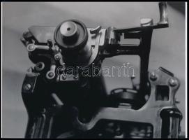 cca 1935 Kinszki Imre (1901-1945) budapesti fotóművész hagyatékából 1 db modern nagyítás (Írógép), jelzés nélkül, 15x21 cm