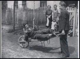 cca 1928 Kerny István (1879-1963) budapesti fotóművész felvétele egy húsvéti locsolkodás idején a falusi legényekről, 1 db modern nagyítás, jelzés nélkül, 15x21 cm