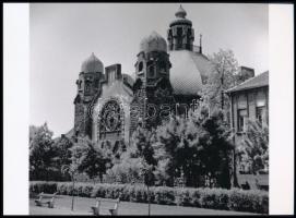 cca 1965 Keveházi János (?-?) kőbányai fotóművész felvétele (kőbányai zsinagóga), 1 db modern nagyítás, jelzés nélkül, 15x21 cm