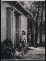 cca 1910 ,,Fotómodell érkezik", szolidan erotikus felvétel, 1 db modern nagyítás, jelzés nélkül, 21x15 cm