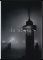 1937 Brassai (eredetileg Halász Gyula) (1899-1984) magyar - francia fotóművész felvétele (Párizs éjjel c. sorozatából), a néhai Fővárosi Fotó Vállalat (FŐFOTÓ) Váci utcai Fotógalériájának archívumából 1 db modern nagyítás, jelzés nélkül, 21x15 cm