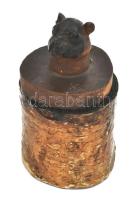 Faragott fa kutyafejes tintatartó, fakéreg borítással, porcelán betéttel, m: 10 cm