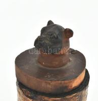 Faragott fa kutyafejes tintatartó, fakéreg borítással, porcelán betéttel, m: 10 cm