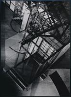 1931 Moholy-Nagy László (1895-1946) magyar - német - amerikai fotográfus felvétele (Színpadi díszlet), a néhai Lapkiadó Vállalat központi fotólaborjának archívumából 1 db modern nagyítás, jelzés nélkül, 21x15 cm
