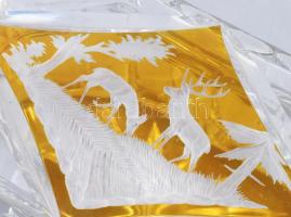 Ólomkristály kekszdoboz. cca XX. sz. eleje, fedelén hántolással elhatárolt ezüstpácolt rombuszban ké...