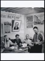 cca 1947 Robert Capa (1913-1954) - korábban Friedmann Endre - fotóriporter felvétele a Szovjetunióban készített riportjából, 1 db modern nagyítás a Lapkiadó Vállalat archívumából, jelzés nélkül, 21x15 cm