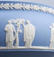 Wedgwood angol relief díszítéses biszkvit porcelán talpas kínáló. Jelzett, hibátlan, d: 21 cm, m: 13...