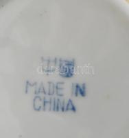 6 darab rizsszemes kínai csésze alátéttel. Jelzett, kis kopásokkal, d: 11,5 cm, m: 5,5 cm