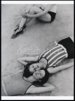 cca 1938 Munkácsi Márton (1896-1963) magyar - amerikai fotóriporter és fotóművész felvétele (Napozók), a néhai Lapkiadó Vállalat központi fotólaborjának archívumából 1 db modern nagyítás, jelzés nélkül, 21x15 cm