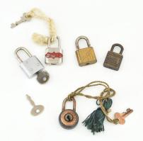 5 darab mini lakat, közte antik darabbal, Walsco, Ricardo, stb. márkák, kopással, zömmel kulccsal