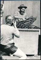 cca 1974 Kriss Géza (?-?) budapesti fotóművész felvétele (Esernyő javító), 1 db vintage fotóművészeti alkotás, a hátoldalon aláírva, ezüst zselatinos fotópapíron, 24x16 cm