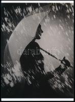 cca 1937 Kollár Ferenc (1904-1979) később Francois Kollar, magyar - francia fotóriporter, fotóművész felvétele (Esernyős), 1 db modern nagyítás, jelzés nélkül, 21x15 cm