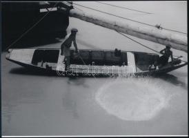 cca 1933 Kinszki Imre (1901-1945) budapesti fotóművész hagyatékából 1 db modern nagyítás (Halászat merítőhálóval, a pesti rakpart mellett), jelzés nélkül, 15x21 cm