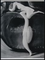 cca 1933 Kertész Andor (később André Kertész) (1894-1985) magyar - francia - amerikai fotóművész felvétele (a Torzítások c. sorozatból), a néhai Fővárosi Fotó Vállalat (FŐFOTÓ) Váci utcai Fotógalériájának archívumából 1 db modern nagyítás, jelzés nélkül, 21x15 cm