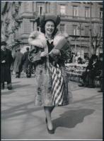 cca 1941 Escher Károly (1890-1966) budapesti fotóriporter és fotóművész felvétele (Muráti Lili színésznő a pesti korzón), 1 db modern nagyítás a néhai FOTÓ újság (1954-1989) archívumából 1 db modern nagyítás, jelzés nélkül, 21x15 cm