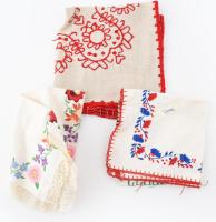 10 darab hímzett terítő, klf méretben, közte kalotaszegi, kalocsai mintákkal, illetve kehelytakaró