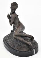 Hélene Leon Bertaux ( 1825 - 1909 ): Fürdőző lány, lepkével. Bronz, jelzett, márvány talapzaton. sz?...