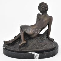 Hélene Leon Bertaux ( 1825 - 1909 ): Fürdőző lány, lepkével. Bronz, jelzett, márvány talapzaton. sz?...