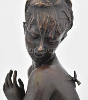 Hélene Leon Bertaux ( 1825 - 1909 ): Fürdőző lány, lepkével. Bronz, jelzett, márvány talapzaton. sz?...