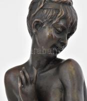 Hélene Leon Bertaux ( 1825 - 1909 ): Fürdőző lány, lepkével. Bronz, jelzett, márvány talapzaton. sz?...