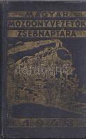 Mozdonyvezetők zsebnaptára 1943. Budapest, 1942. Mozdonyvezetők Segélyező Egyesülete - Athenaeum Irodalmi és Nyomdai Rt. 320 p. + 2 t. (kihajtató, illetve kihajtható és kétoldalas táblák). Gépészeti, munkajogi és társadalombiztosítási szakcikkekkel ellátott vasúti zsebnaptár. A kötet elején elhelyezett kétszínnyomású naptár kiemeli az ünnepnapokat, a tíznapos egységekre bontott vasúti naptár a megtett útvonalak hosszát és az érte járó méltányos munkadíj vezetésére szolgál. A kötet végén vasúti szaknévsor, mely vasúti körzetenként nevesíti az igazgatók, fűtők, mozdonyvezetők, mozdonyfelvigyázók, órabéres munkatársak és tanoncok teljes korabeli személyi állományát. Egy jegyzetoldalon kézírásos jegyzetek, két levél a gerincnél megerősítve. Aranyozott, illuszrált kiadói vászonkötésben. Jó példány.