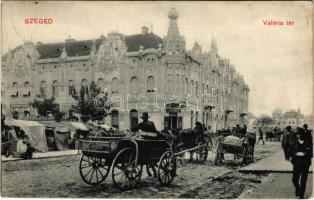 1912 Szeged, Valéria tér, piac, lovas szekerek, Kardos Sámuel üzlete, Gyógyszertár a magyar koronához. Traub B. és társa kiadása