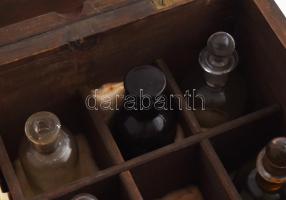 Antik gyógyszerész ládika. Gyógyszeres üvegcsékkel, csiszolt üvegdugóval, feliratos. XIX. sz vége. P...