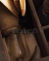 Antik gyógyszerész ládika. Gyógyszeres üvegcsékkel, csiszolt üvegdugóval, feliratos. XIX. sz vége. P...