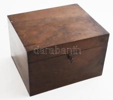 Antik gyógyszerész ládika. Gyógyszeres üvegcsékkel, csiszolt üvegdugóval, feliratos. XIX. sz vége. P...