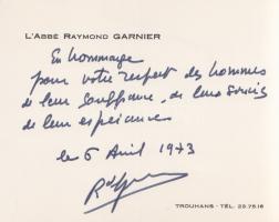 Raymond Garnier francia abbé, az 1970-es évek trouhans-i migránsproblémája feldolgozójának saját kezű sorai Vikár László néprajzkutatónak, zenetudósnak [1973] Kelt: Trouhans, 1973. április 6. Egyetlen levél, mérete: 105x130 mm, hat beírt sor Raymond Garnier abbé a kelet-franciaországi, Bourgogne-France-Comté régióban található Trouhans település katolikus papja, a helyi fonóüzembe 1969-tól érkező török vendégmunkások okozta helyi szociológiai affér feldolgozója. A helyi francia lakosság és a török vendégmunkások életmódbeli különbségei nyomán az abbé a település templomában kritikus szentbeszédet tartott, ami jelentős sajtónyilvánosságot kapott Franciaország-szerte, és hozzájárult a különféle kultúrák egymás mellett élése témájának alapos körbejárásához. Az abbé később a török kultúra alaposabb megismerése érdekében tanulmányutat is tett Törökországban, a konfliktust pedig emlékiratban örökítette meg. Raymond Garnier kézirata a kötet kiadásának alkalmából született. Jó állapotú lap, a szerző saját kezűleg feliratozott borítékjában. Hozzá tartozik: Garnier, Raymond L'affaire de Trouhans. [Emlékirat.] Paris, (1973). Éditions du Seuil (Imprimerie Sévin, Doullens). 152 + [6] p. Az emlékirat az 1969-1970-ben lezajlott konfliktust és megoldását járja körbe. Az utolsó oldalon régi tulajdonosi jegyzet. Prov.: Vikár László (1929-2017) népdalkutató, népdalgyűjtő, Széchenyi-díjas magyar zenetudós, egyetemi tanár, Nyugat-Európában, Észak-Amerikában és Ázsiában számos előadókörutat tett. Fűzve, kiadói borítóban. Jó példány.