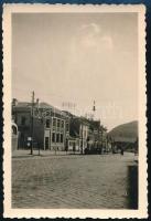 1943 Székelyudvarhely, Kossuth utcai részlet, hátoldalán feliratozott és datált, jelzés nélküli fotó, 9x6 cm