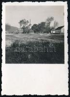 1940 Farkasmező (Erdély), hátoldalán feliratozott és datált, jelzés nélküli fotó, 8,5x6 cm