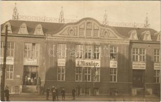 Bremen, Findorff, Hemmstrasse / Friedrich Missler brémai kivándorlási ügynökség magyar irodája (lebontották) szlovák, román, lengyel és horvát ügynökség felirataival, 1933-tól a nácik koncentrációs tábornak használták / Hungarian (also the Slovakian, Romanian, Polish and Croatian agencies) office of the emigration agency, used as a concentration camp by the Nazis from 1933. photo