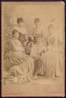 cca 1880-1890 Fiatal hölgyek divatos ruhában, keményhátú fotó Hoppé Lipót (1850-1916) gyergyószentmiklósi műterméből, 16,5×11 cm, kissé kopott. Ritka!
