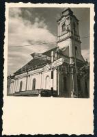 cca 1941 Kolozsvár, Cluj; Mátyás király tér melletti templom, előtérben útjelző táblák és Bauch Ernőné (Bocskai Jolán) üzlete, jelzés nélkül fotó, 8,5×6 cm,