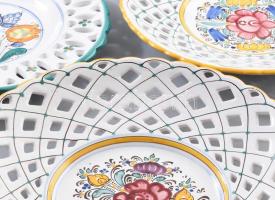 3 darab Habán múzeumi másolat falitál, jelzett, kis kopással, d: 25-30 cm