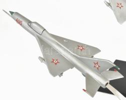 Pestvidéki Gépgyár 2 darab vadászrepülő makett, tartón, levehető repülőkkel, 50x34 cm