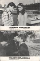 cca 1985 előtti ,,Tragikus kirándulás" című román film jelenetei és szereplői, 6 db produkciós filmfotó (vitrinfotó, lobbyfotó) nyomdatechnikával sokszorosítva kartonpapírra, egyoldalas nyomással, a használatból eredő (esetleges) kisebb hibákkal, 18x24 cm