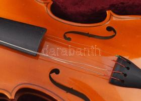 Mondern hegedű jelzés nélkül, jó állapotú keménytokkal, hangolósíppal, gyantával, vonóval