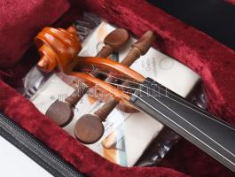 Mondern hegedű jelzés nélkül, jó állapotú keménytokkal, hangolósíppal, gyantával, vonóval