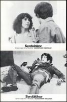 cca 1981 ,,Serdülőkor" című bolgár film jelenetei és szereplői, 6 db produkciós filmfotó (vitrinfotó, lobbyfotó) nyomdatechnikával sokszorosítva kartonpapírra, egyoldalas nyomással, a használatból eredő (esetleges) kisebb hibákkal, 18x24 cm